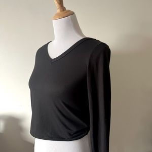 Long sleeve cropped tee.